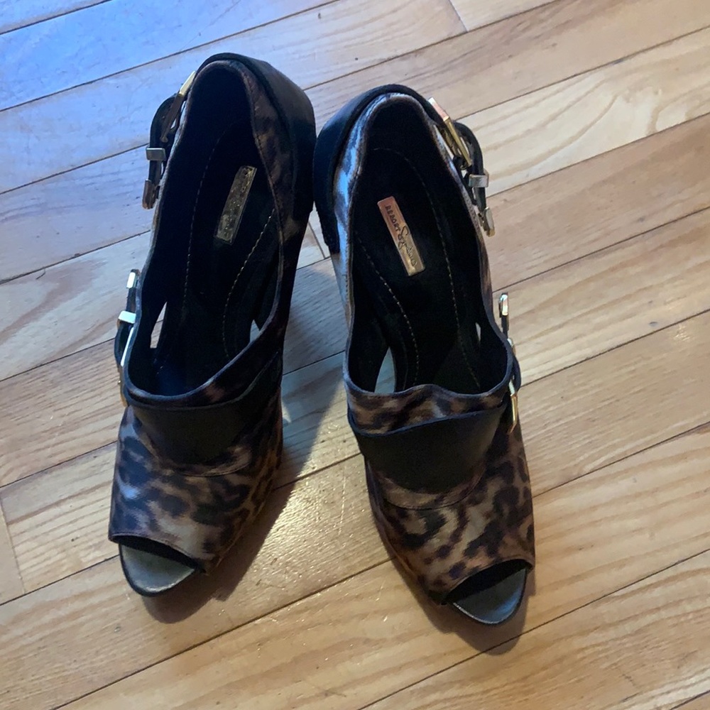 Report signature cheetah booties